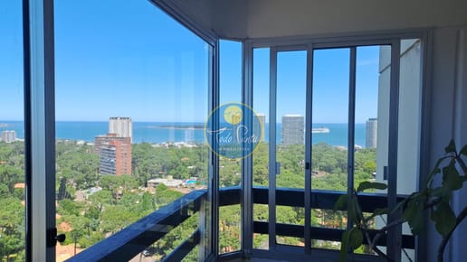 Vende apartamento de 2 dormitorios más servicio en Punta del Este