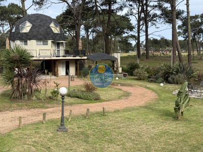CASA EN VENTA CON RENTA A 3 CUADRAS DEL MAR, PUNTA BALLENA