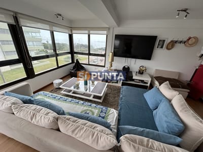 Apartamento en venta de 3 dormitorios , primera linea de la Mansa , Punta del Este
