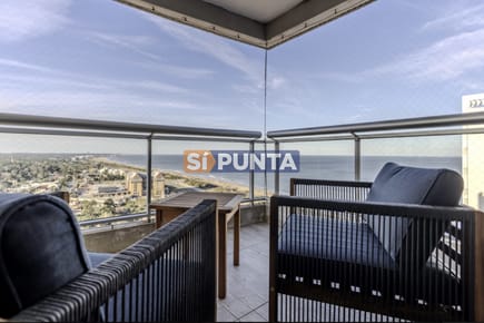 Venta de penthouse en Playa Brava de tres dormitorios mas dependencia de servicio y parrilleros
