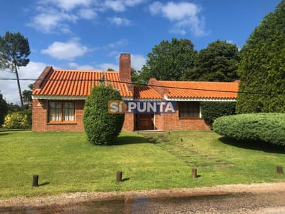 Casa disponible en alquiler de temporada, 3 dormitorios. Barrio Jardines de Córdoba.