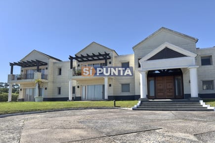 Casa de 10 dormitorios en alquiler Punta del Este