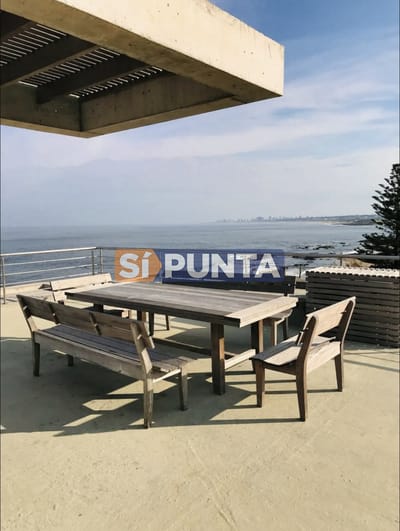 Moderno Apartamento de 4 Dormitorios y Parrillero Frente al Mar, La Barra