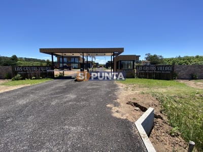 Hermosa casa a estrenar de 3 dormitorios y 3 baños en alquiler anual.
