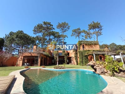 Excelente propiedad en Barrio Privado de Punta del Este  5 dormitorios Piscina