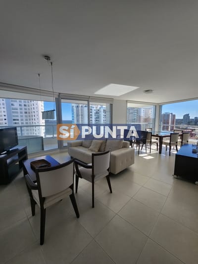 Vende apartamento de 3 dormitorios en Mansa- Punta del Este, con excelente vista.