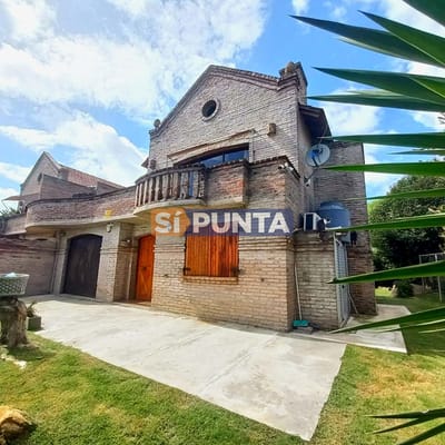 Casa en venta Piriápolis 3 dormitorios y 2 baños.