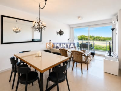 Apartamento de 3 Dormitorios en Primera Línea del Mar, Playa Brava Punta del Este