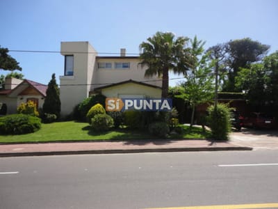 Casa en alquiler anual de 5 dormitorios en Playa Mansa