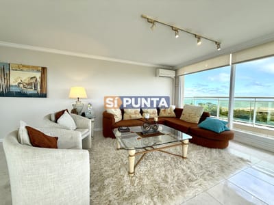 Alquiler temporario de apartamento esquinero de tres dormitorios más dependencia de servicio sobre Playa Mansa, Punta del Este