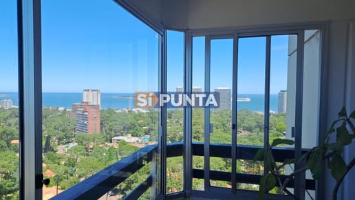 Vende apartamento de 2 dormitorios más servicio en Punta del Este