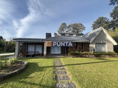 Venta Casa Punta del Este 4 dormitorios en Barrio Marly Punta del Este con piscina