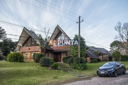 Hermosa casa en venta en Punta del Este de 7 dormitorios