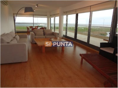 Apartamento de 3 dormitorios y dependencia, playa mansa