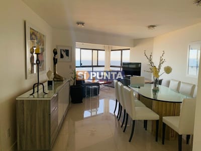VENTA DE APARTAMENTO DE 2 DORMITORIOS EN TORRE CRISTAL PUNTA DEL ESTE