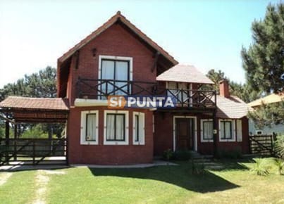 PUNTA BALLENA TIO TOM CASA DE 4 DORMITORIOS, PISCINA A 50 M DEL MAR