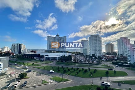 Apartamento de tres dormitorios en venta Playa Mansa