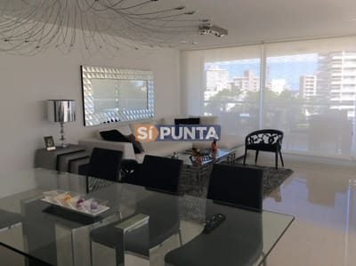 Venta y alquiler de moderno departamento de tres dormitorios más dependencia a pasos de Playa Brava