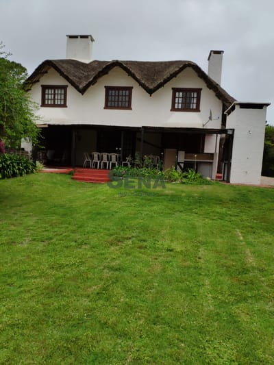 Venta y alquiler de cabaña en Pinares, 5 dormitorio, 3 baños, lindo lugar.