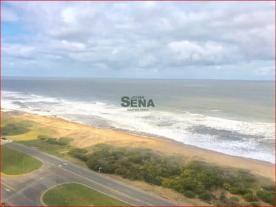 Venta y alquiler de apartamento en la Brava, 3 dormitorios, 5 baños, la mejor vista y servicios.
