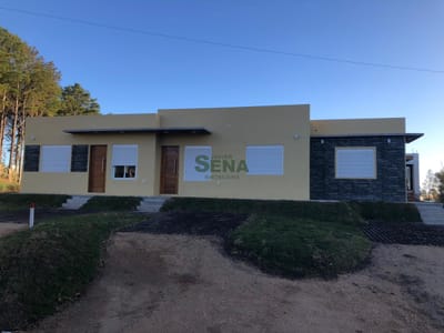 Alquiler y venta de casas en Altos de la Laguna, 2 dormitorios, baño, patio con parrilla.