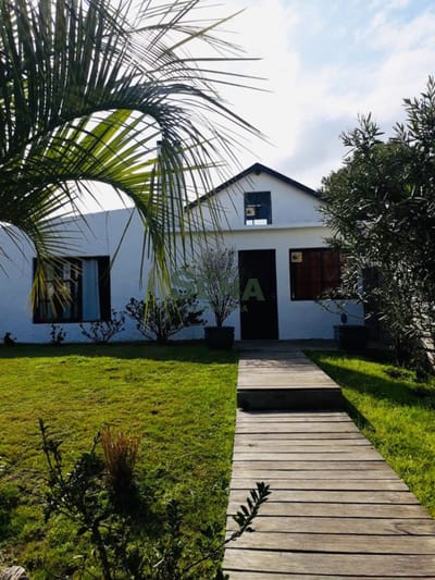 Venta de casa en la Juanita, 3 dormitorios, 2 baños, lindo lugar.