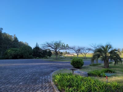 Venta De Casa En Barrio Los Caracoles, 2 Dormitorios, Baño, Lindo Lugar.