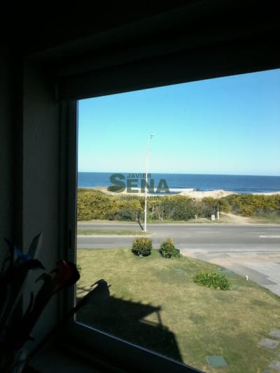 Venta de Apartamento En La Brava, Frente Al Mar, 3 Dormitorios, 3 Baños, Balcon.