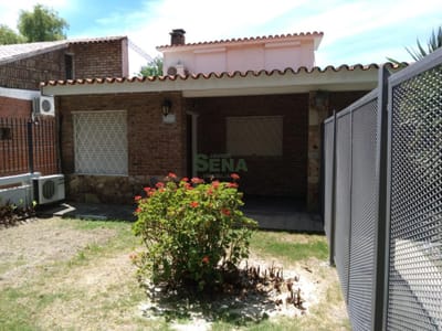 Venta de casa en Av. Italia, 3 dormitorios, 2 baños, fondo con parrilla.