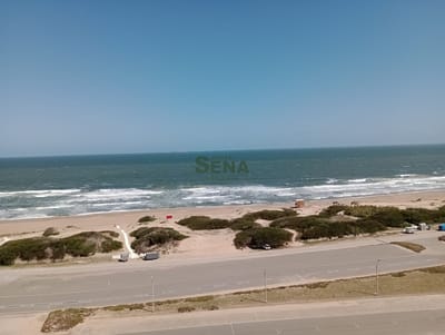 Venta de apartamento en la Brava, 1 dormitorio, baño, piscina climatizada, gran vista al mar.