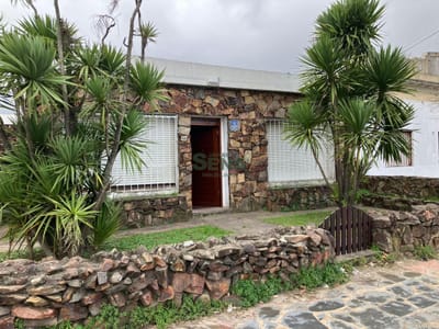 Venta de casa en Camino Maldonado, 3 dormitorios, 2 baños, piscina, buena construcion.