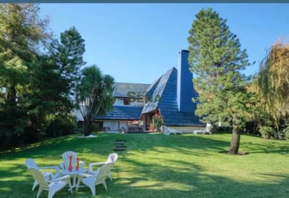 Venta de hermosa casa en Pinares, 3 dormitorios, 2 baños y gran parque.
