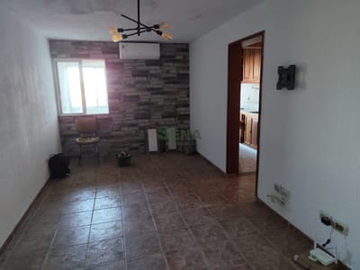 Alquiler anual de 2 dormitorios, baño, estacionamiento, en centro de maldonado