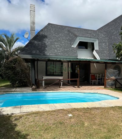 Venta de casa en Pinares, buena cabaña, 3 dormit. 2 baños, con piscina.