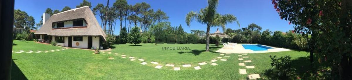 Venta y alquiler en Berverly  Hills, 3 dormitorios, 3 baños, gran terreno.