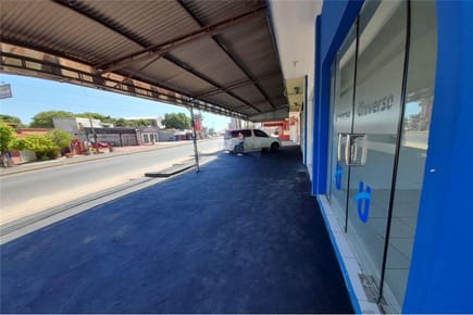 Amplio Salón Comercial Sobre Avda Acceso Sur!!!