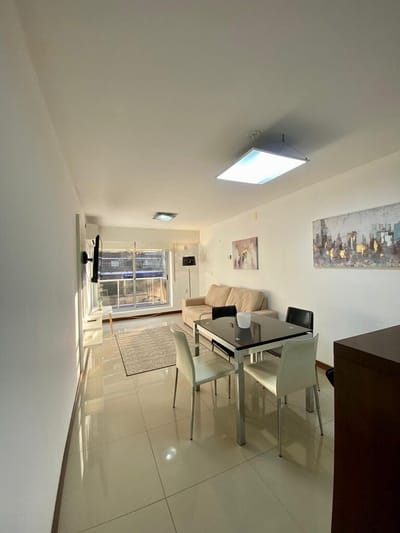 Alquiler apartamento 2 dormitorios amoblado con patio en Pocitos