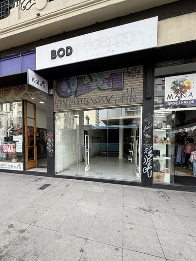 ALQUILER Local comercial sobre 18 de Julio esquina Vázquez. Centro