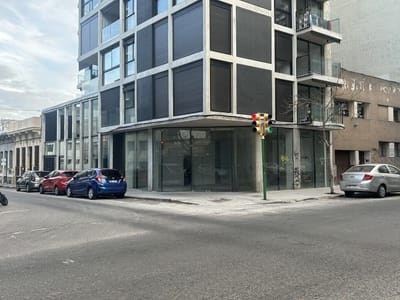 VENTA LOCAL ESQUINA CENTRO CON RENTA