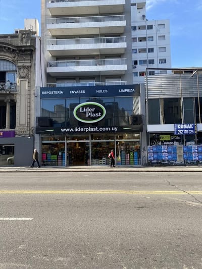 Excelente local comercial sobre 18 de Julio, con renta  a estrenar