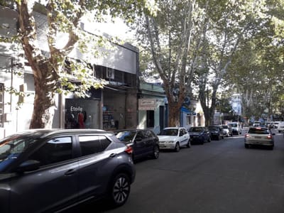VENTA TRES LOCALES JUNTOS CON RENTA. ZONA MAYORISTA