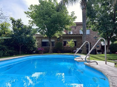 Venta casa 4 dormitorios con jardín, piscina , barbacoa y garage en Carrasco