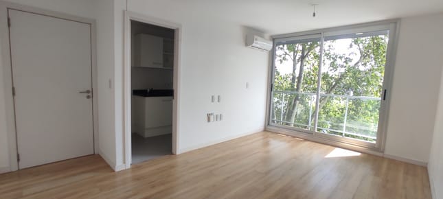 Venta apartamento 2 dormitorios, con parrillero y garage en la comercial
