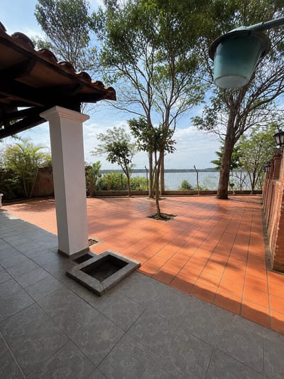 VENDO CASA CON VISTA AL RIO EN SAJONIA