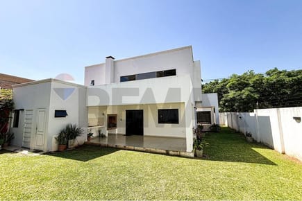 VENDO AMPLIA RESIDENCIA EN LUQUE - PRIMER BARRIO