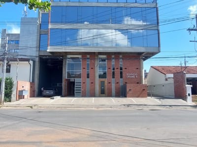 AMPLIA OFICINA EN ALQUILER