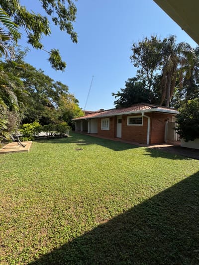 VENDO amplia propiedad en Villa Morra, Asunción