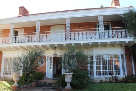 ELEGANTE RESIDENCIA EN EL BARRIO LAS MERCEDES