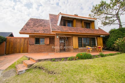 Casa en alquiler temporal en Piriapolis, frente al mar. Con 3 dormitorios, dos baños. Parrillero cubierto. Ideal para disfrutar en familia.