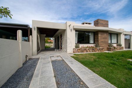 Barrio Portales- Excelente ubicacion, a metros del mar. Dos dormitorios, un baño. Parrillero.